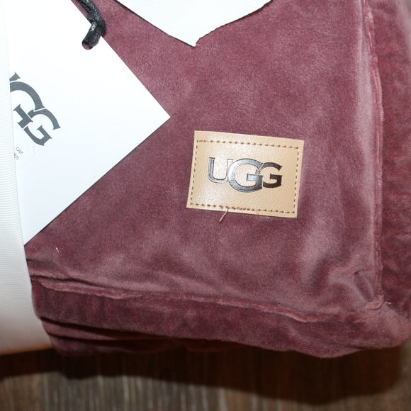 NWT UGG PLUSH SHERPA LINED THROW DUSTY ROSE 50 X 70 - Picture 2 of 4